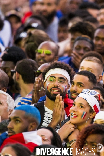 Supporters réunis devant l écran géant pour la demi finale du mondial de football.