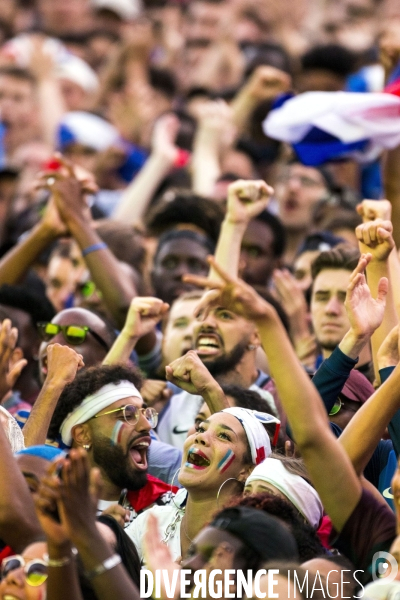 Supporters réunis devant l écran géant pour la demi finale du mondial de football.