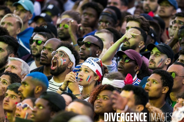 Supporters réunis devant l écran géant pour la demi finale du mondial de football.