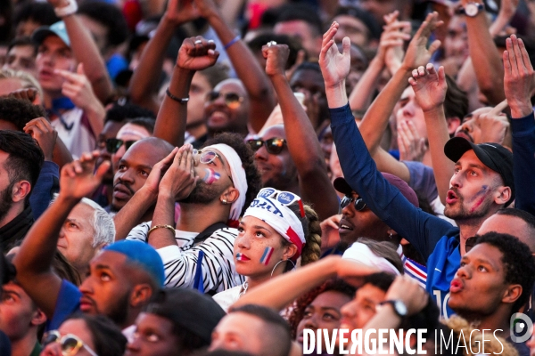 Supporters réunis devant l écran géant pour la demi finale du mondial de football.