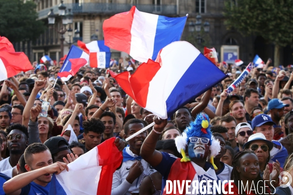 Supporters réunis devant l écran géant pour la demi finale du mondial de football.