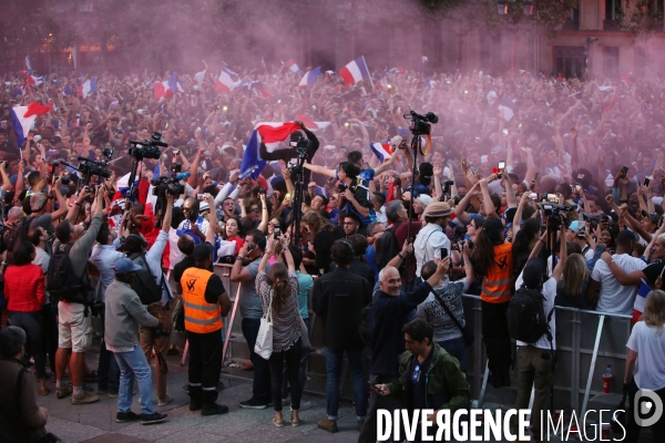 Supporters réunis devant l écran géant pour la demi finale du mondial de football.