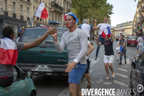 Les bleus gagnent la Coupe du monde de football. Paris explose de joie.