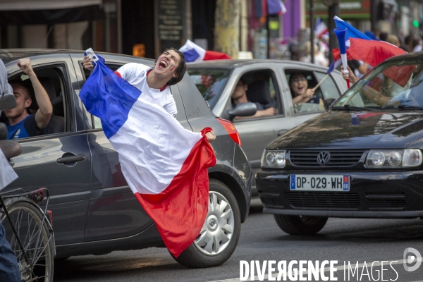 Les bleus gagnent la Coupe du monde de football. Paris explose de joie.