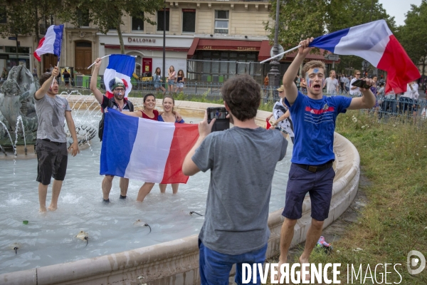 Les bleus gagnent la Coupe du monde de football. Paris explose de joie.