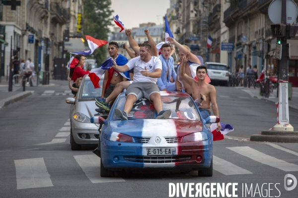 Les bleus gagnent la Coupe du monde de football. Paris explose de joie.