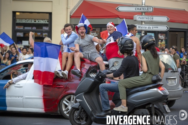 Les bleus gagnent la Coupe du monde de football. Paris explose de joie.