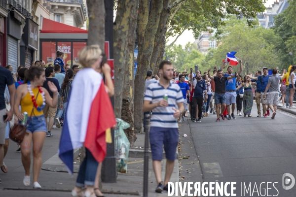 Les bleus gagnent la Coupe du monde de football. Paris explose de joie.