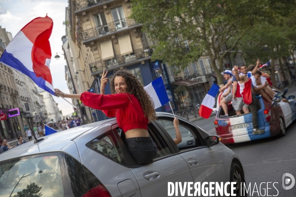 Les bleus gagnent la Coupe du monde de football. Paris explose de joie.