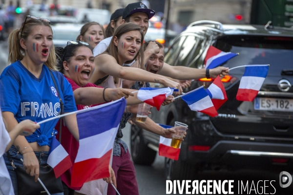 Les bleus gagnent la Coupe du monde de football. Paris explose de joie.