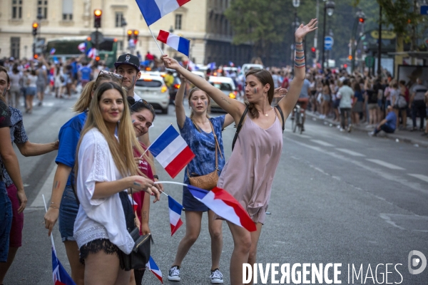 Les bleus gagnent la Coupe du monde de football. Paris explose de joie.