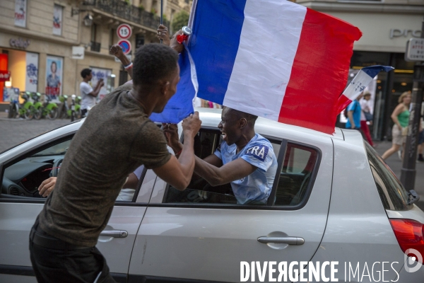 Les bleus gagnent la Coupe du monde de football. Paris explose de joie.