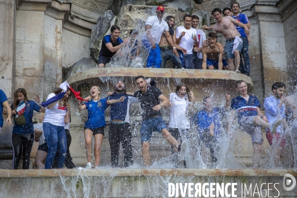 Les bleus gagnent la Coupe du monde de football. Paris explose de joie.