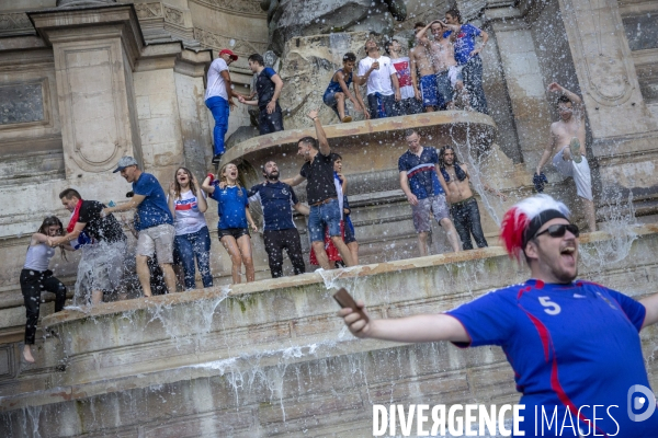 Les bleus gagnent la Coupe du monde de football. Paris explose de joie.