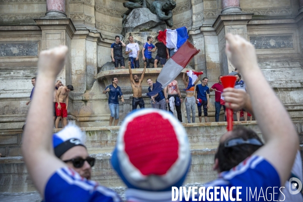 Les bleus gagnent la Coupe du monde de football. Paris explose de joie.
