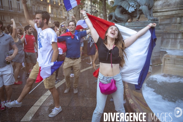 Les bleus gagnent la Coupe du monde de football. Paris explose de joie.