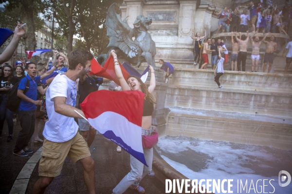 Les bleus gagnent la Coupe du monde de football. Paris explose de joie.