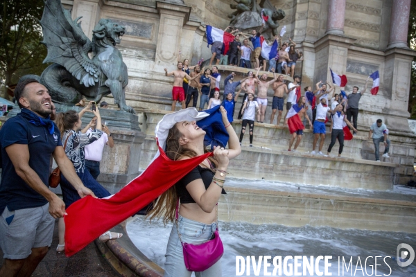 Les bleus gagnent la Coupe du monde de football. Paris explose de joie.