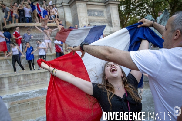 Les bleus gagnent la Coupe du monde de football. Paris explose de joie.