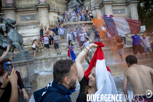 Les bleus gagnent la Coupe du monde de football. Paris explose de joie.