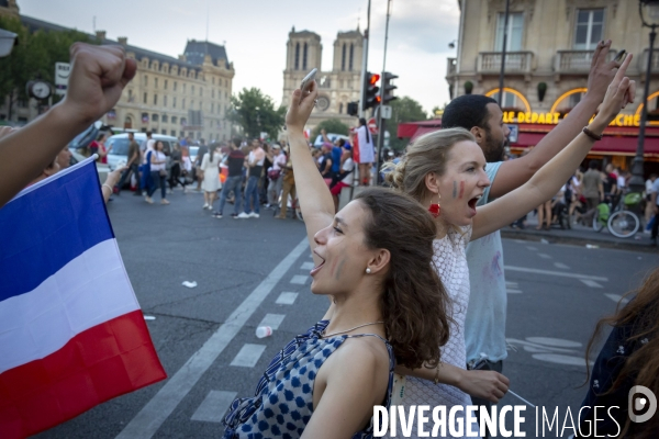 Les bleus gagnent la Coupe du monde de football. Paris explose de joie.