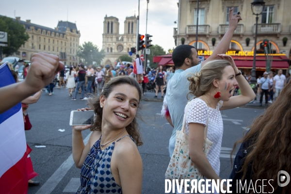 Les bleus gagnent la Coupe du monde de football. Paris explose de joie.