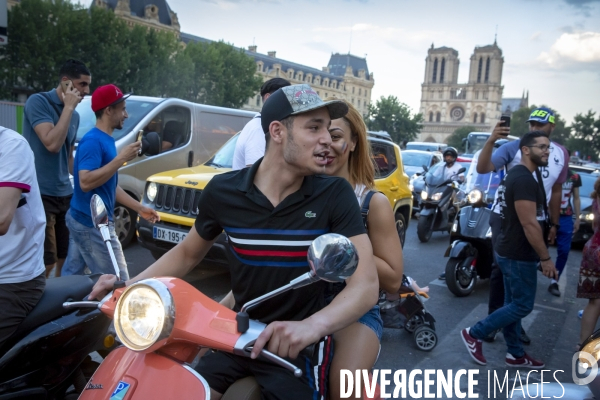 Les bleus gagnent la Coupe du monde de football. Paris explose de joie.