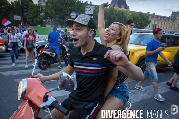 Les bleus gagnent la Coupe du monde de football. Paris explose de joie.