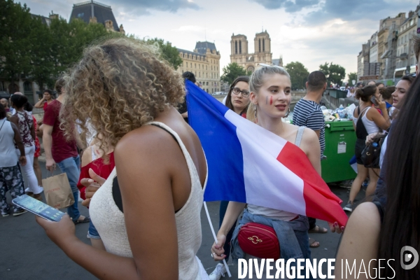 Les bleus gagnent la Coupe du monde de football. Paris explose de joie.