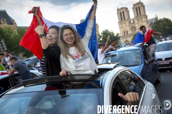 Les bleus gagnent la Coupe du monde de football. Paris explose de joie.