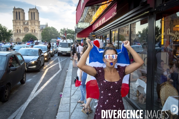 Les bleus gagnent la Coupe du monde de football. Paris explose de joie.