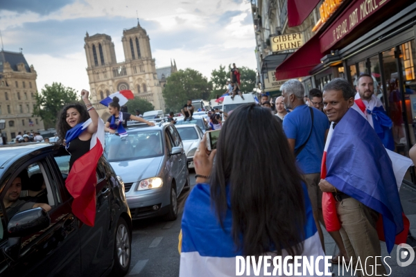 Les bleus gagnent la Coupe du monde de football. Paris explose de joie.
