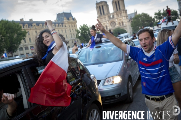 Les bleus gagnent la Coupe du monde de football. Paris explose de joie.