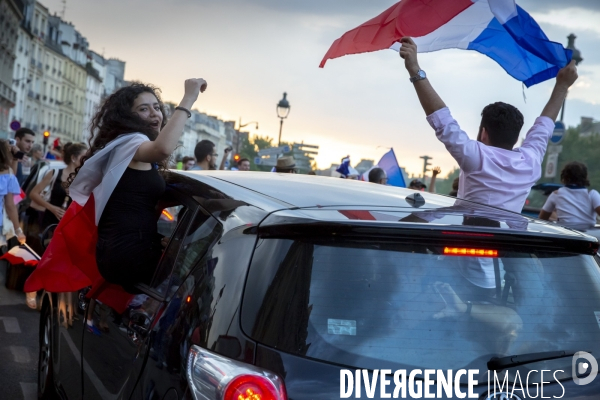 Les bleus gagnent la Coupe du monde de football. Paris explose de joie.
