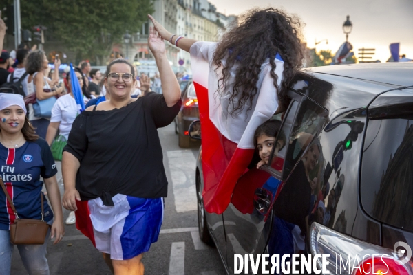 Les bleus gagnent la Coupe du monde de football. Paris explose de joie.