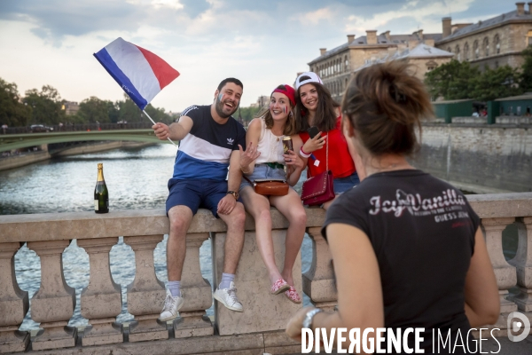 Les bleus gagnent la Coupe du monde de football. Paris explose de joie.