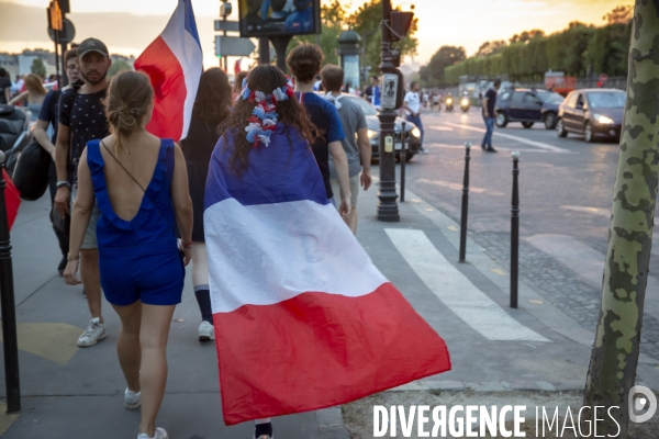 Les bleus gagnent la Coupe du monde de football. Paris explose de joie.