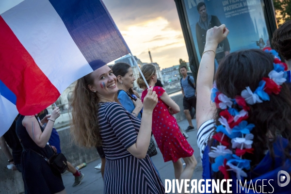 Les bleus gagnent la Coupe du monde de football. Paris explose de joie.