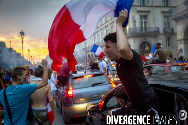 Les bleus gagnent la Coupe du monde de football. Paris explose de joie.