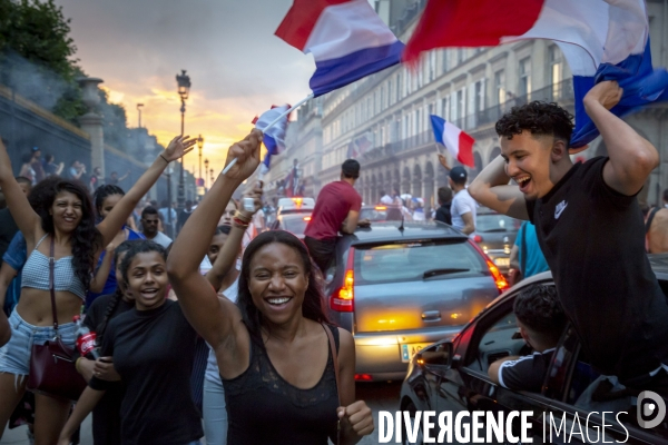 Les bleus gagnent la Coupe du monde de football. Paris explose de joie.