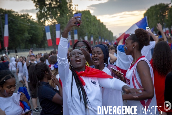 Les bleus gagnent la Coupe du monde de football. Paris explose de joie.