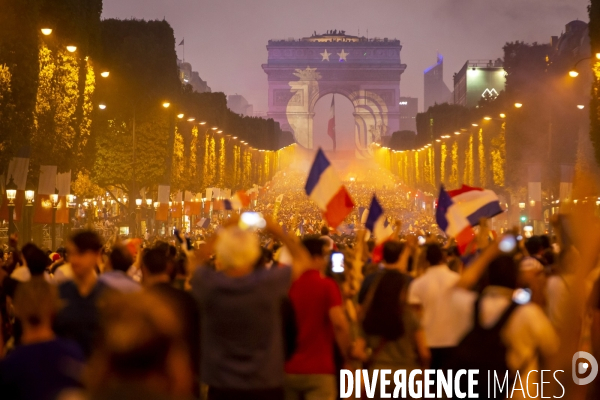 Les bleus gagnent la Coupe du monde de football. Paris explose de joie.