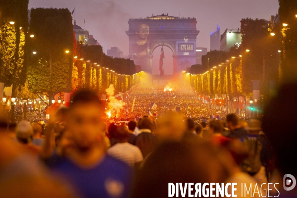 Les bleus gagnent la Coupe du monde de football. Paris explose de joie.