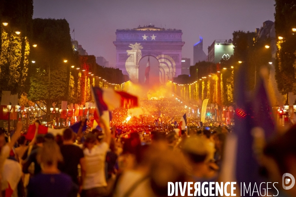 Les bleus gagnent la Coupe du monde de football. Paris explose de joie.