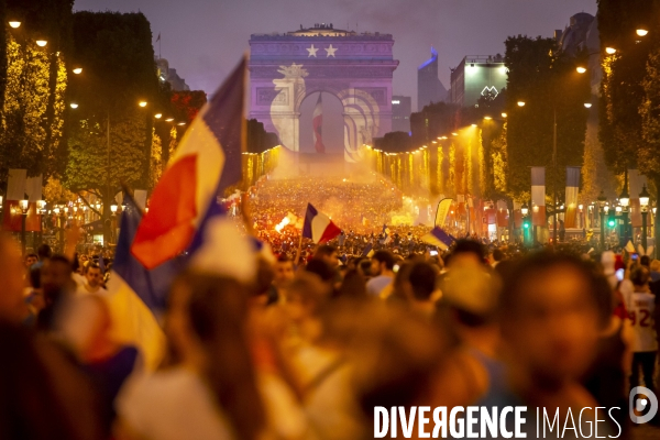 Les bleus gagnent la Coupe du monde de football. Paris explose de joie.