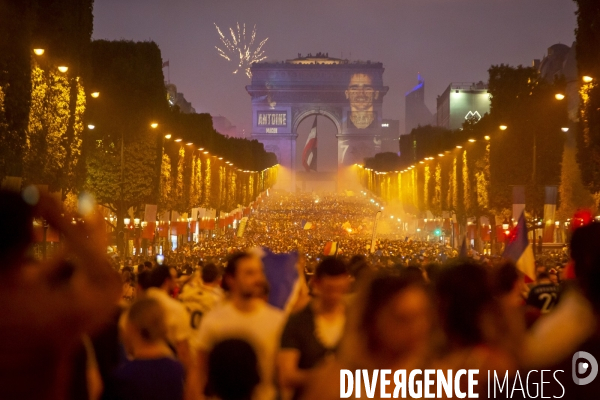 Les bleus gagnent la Coupe du monde de football. Paris explose de joie.