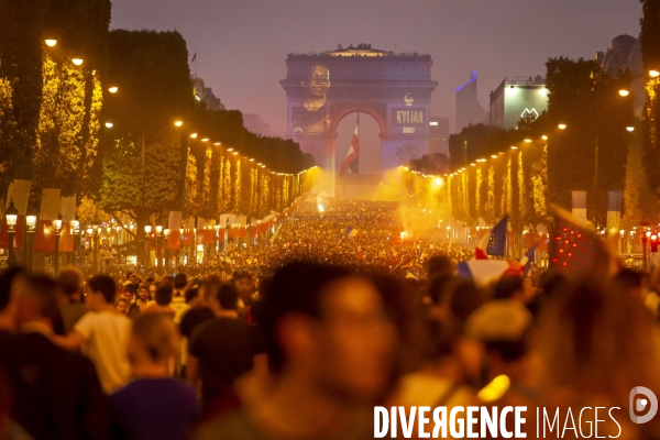 Les bleus gagnent la Coupe du monde de football. Paris explose de joie.