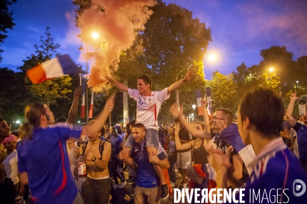 Les bleus gagnent la Coupe du monde de football. Paris explose de joie.