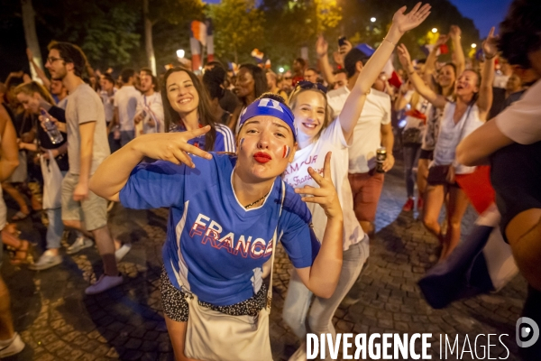 Les bleus gagnent la Coupe du monde de football. Paris explose de joie.