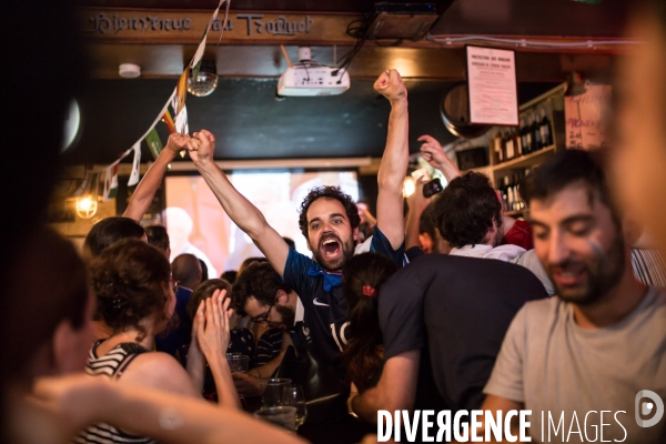 Finale de la coupe du monde 2018 dans un bar à Paris